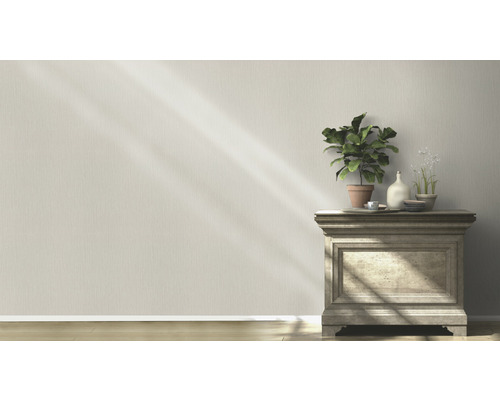 Decoratief arrangement met commode, plant en vazen