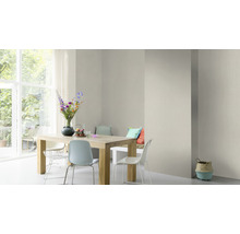 Lichte eetkamer met houten tafel, stoelen en patroonbehang