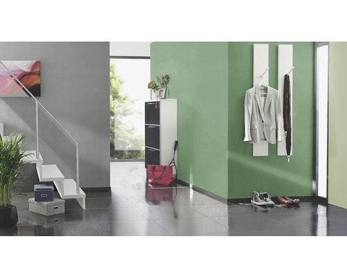 Entree met trap, schoenenkast en garderobe voor georganiseerde opslag