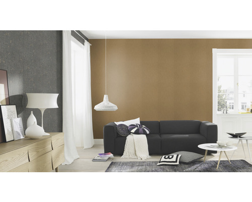 Woonkamer met bank, bijzettafel, dressoir en hanglamp voor een behang met patroon