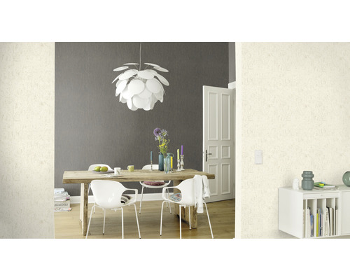 Eetkamer met houten tafel, witte stoelen en moderne hanglamp