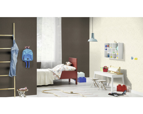 Kinderkamer met bed, bureau, speelgoed en decoratie