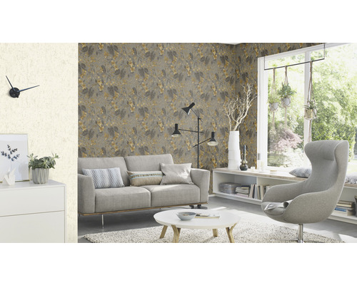 Lichte woonkamer met bank, fauteuil, tafel en behang met patroon voor een gezellige sfeer