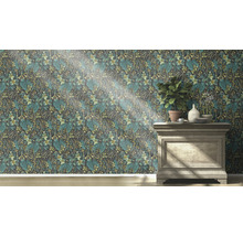 Behang met bloemmotief in een interieur met commode