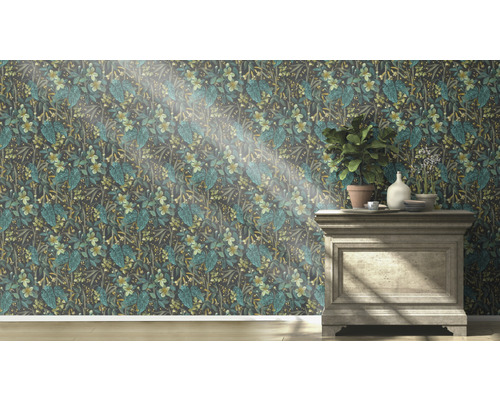 Behang met bloemmotief in een interieur met commode