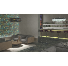 Lounge met banken, salontafel en bar op de achtergrond.