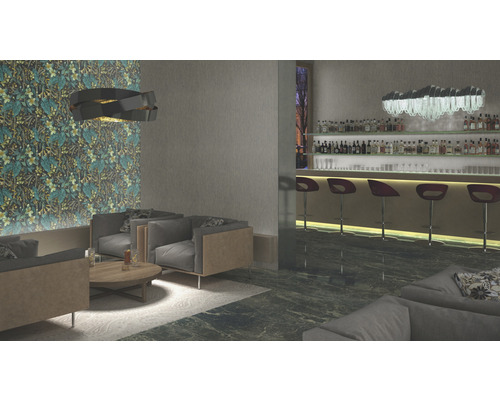 Lounge met banken, salontafel en bar op de achtergrond.