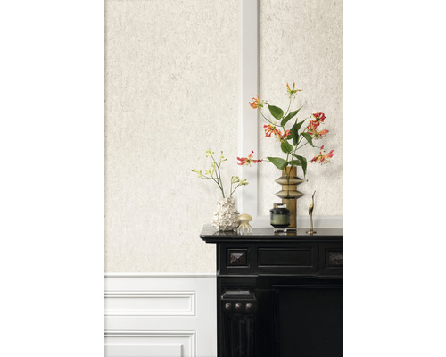 Woonkamer met patroonbehang, open haard en bloemenvazen