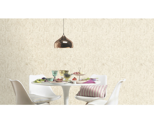 Scène met een eettafelgroep voor een muur met een kurkbehang