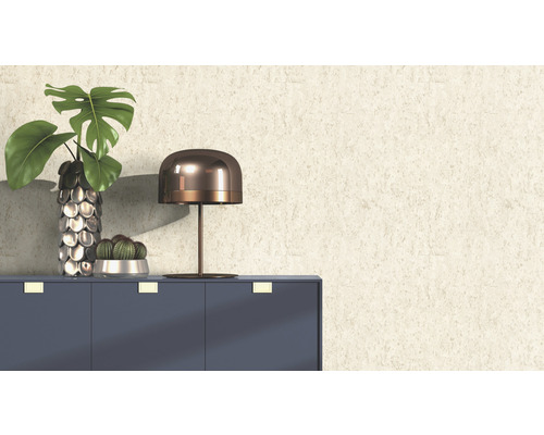 Decoratieve scène met dressoir, lamp, vaas met plant en cactus