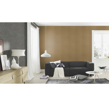 Woonkamer met bank, dressoir en decoratieve muurdecoratie.