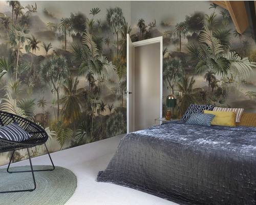 Slaapkamer met junglebehang, bed, stoel en vloerkleed