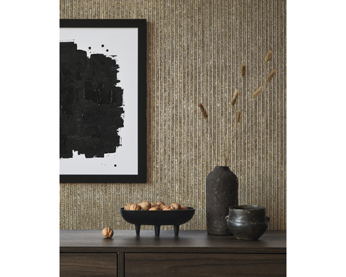 Decoratief interieur met kunst, schaal met noten en gestructureerd behang.