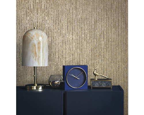 Decoratieve scène met lamp, klok en ornamenten op een dressoir voor een gestructureerde muur