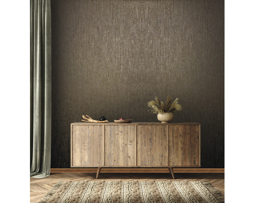 Woonkamer met houten dressoir, decoratie en behang met patroon