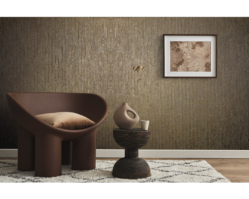 Kameroverzicht met stoel, bijzettafel, decoratie en wandbehang