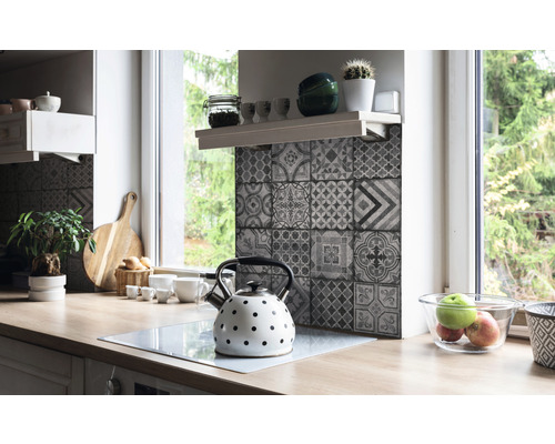 Keukenscène met mozaïektegels, theepot en houten werkblad