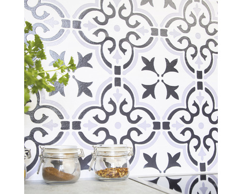 Wanddecoratie met patroontegels en kruidenpotten in de keuken