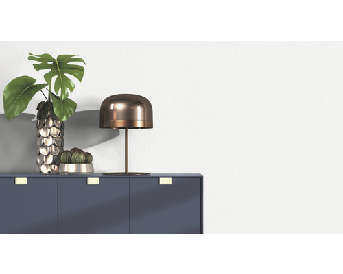 Decoratief interieur met dressoir, lamp, vaas en planten