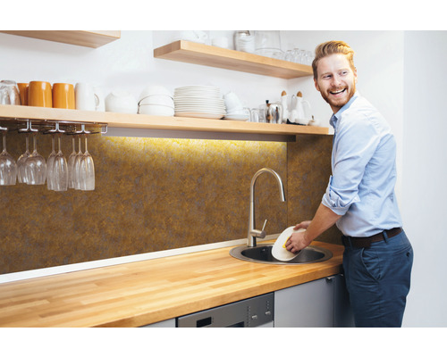 Lichte keuken met houten werkblad en man die aan het afwassen is