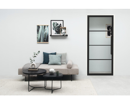Moderne woonkamer met bank, salontafels, wanddecoratie en glazen deur