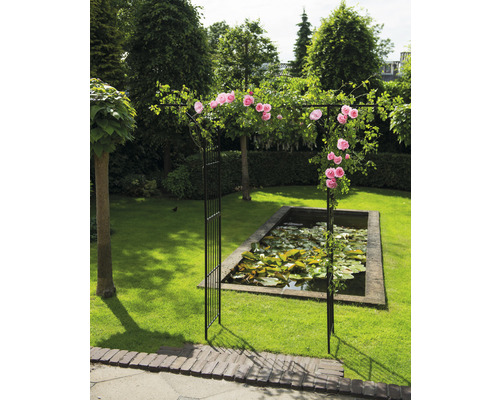 Tuin met rozenboog, vijver en verzorgd gazon