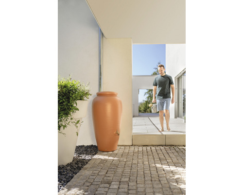 Regenton in amfora vorm met kraan buiten voor huis