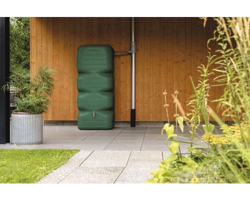 Regenwatertank in de tuin met kraan en regenpijpaansluiting