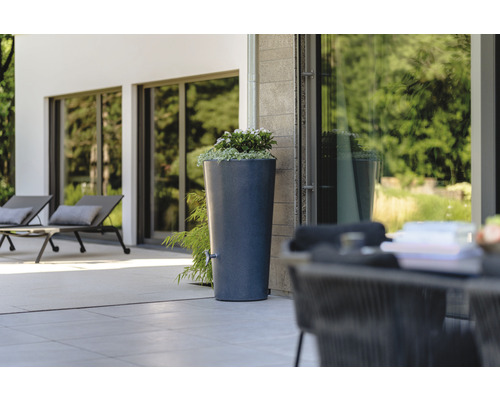 Regenton in steenlook met kraan in de tuin