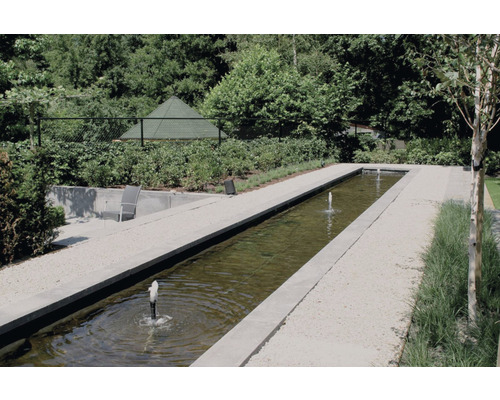 Tuin met waterspel, grindpaden en verzorgde gazons