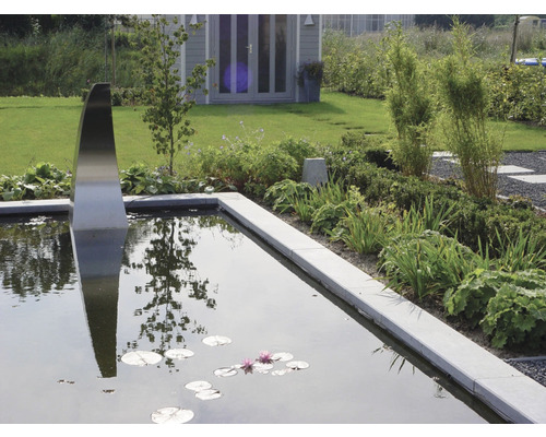 Tuinvijver met waterornament, waterlelies en planten