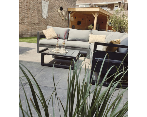 Terras met tuinmeubelloungeset en salontafel