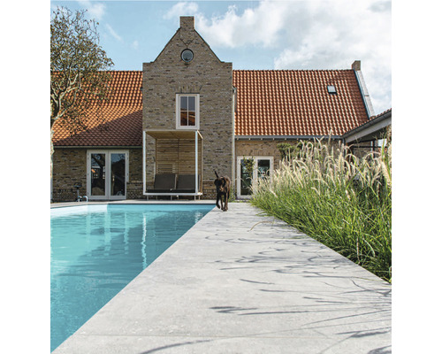 Buitenaanzicht van een huis met zwembad en terras