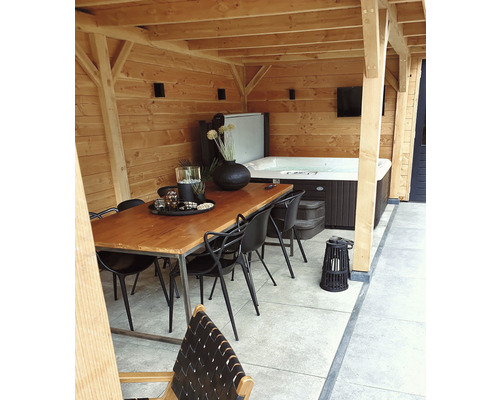 Overdekt terras met bubbelbad, eettafel en stoelen