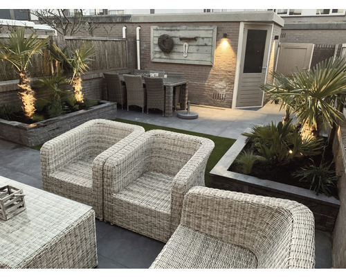 Terras met tuinmeubelen, palmen en decoratieve elementen