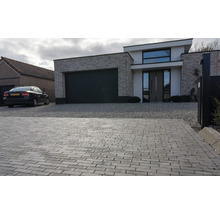 Oprit met straatstenen voor modern huis met garage