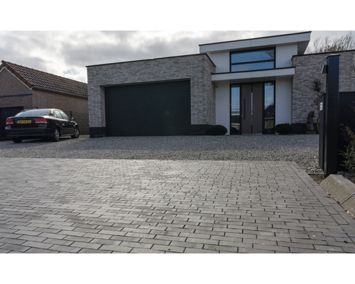 Oprit met straatstenen voor modern huis met garage