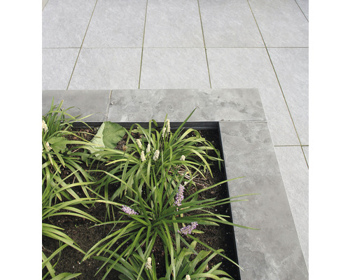 Terras met plantenbed van stenen platen