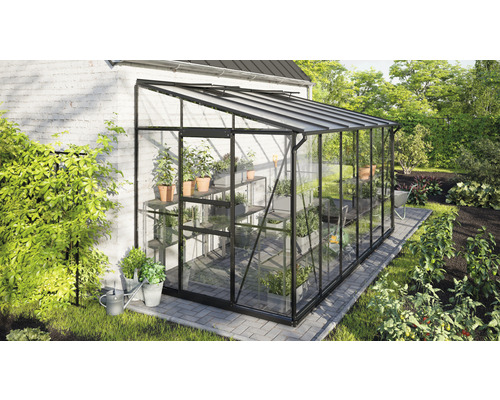 Tuinkas met planken, planten en tuingereedschap in de tuin