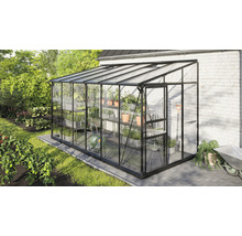 Glazen kas met planken en tuingereedschap in een tuin