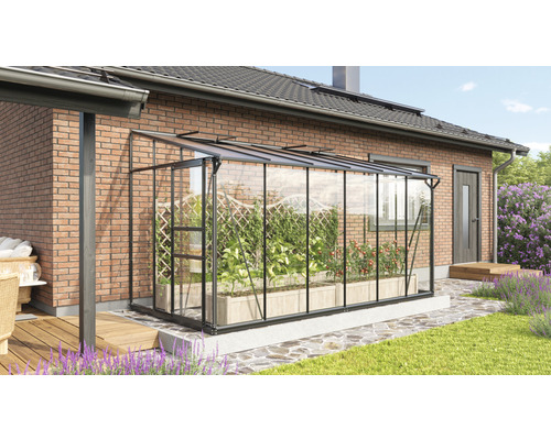 Kas met planten in de tuin