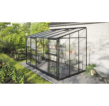 Tuinkas met planken, planten en tuingereedschap in de tuin.