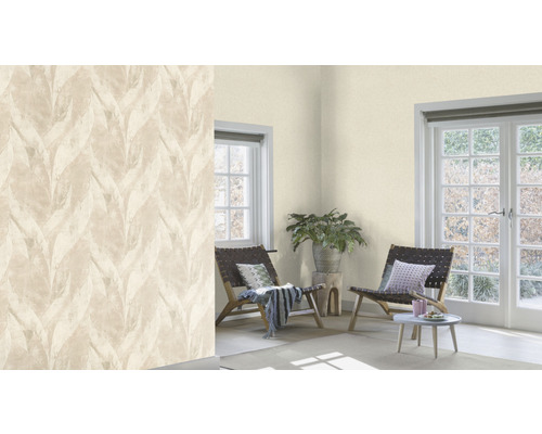 Gedecoreerde kamer met behang met bladmotief, stoelen, tafel en kamerplant.