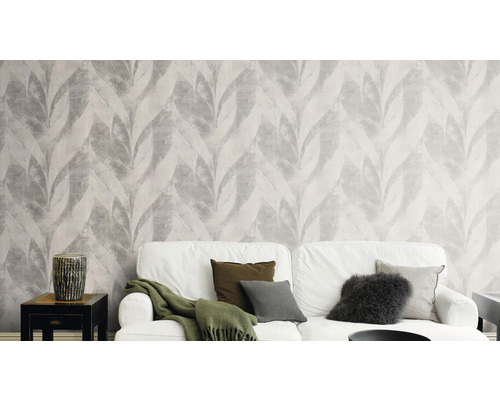 Woonkamer met behang met bladerpatroon en witte bank