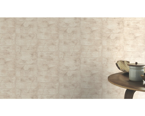 Wandtegels met steenmotief en tafel met decoratie