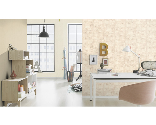 Lichte werkkamer met bureau, stoel en behang met motief