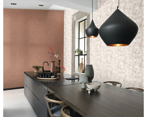 Lichte kamer met eettafel, hanglampen en diverse vazen