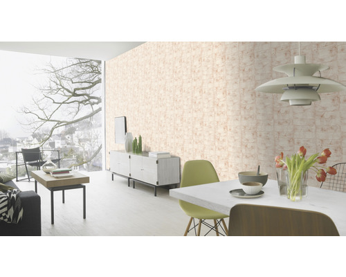 Lichte woonkamer met behang met patroon, eettafel en zitplaatsen.