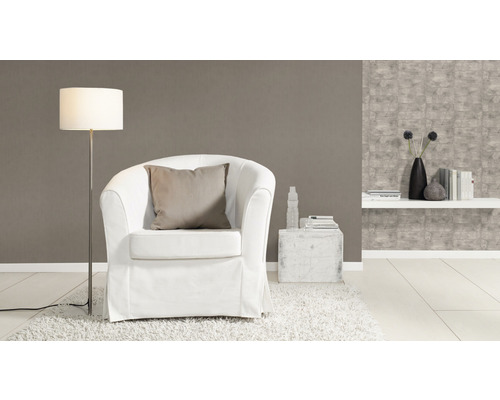 Woonkamer met fauteuil, vloerlamp, tapijt en plank