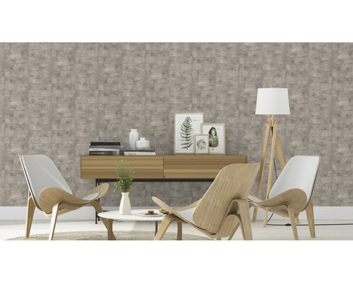 Woonkamer met grijs baksteenmotief behang, fauteuils en tafel